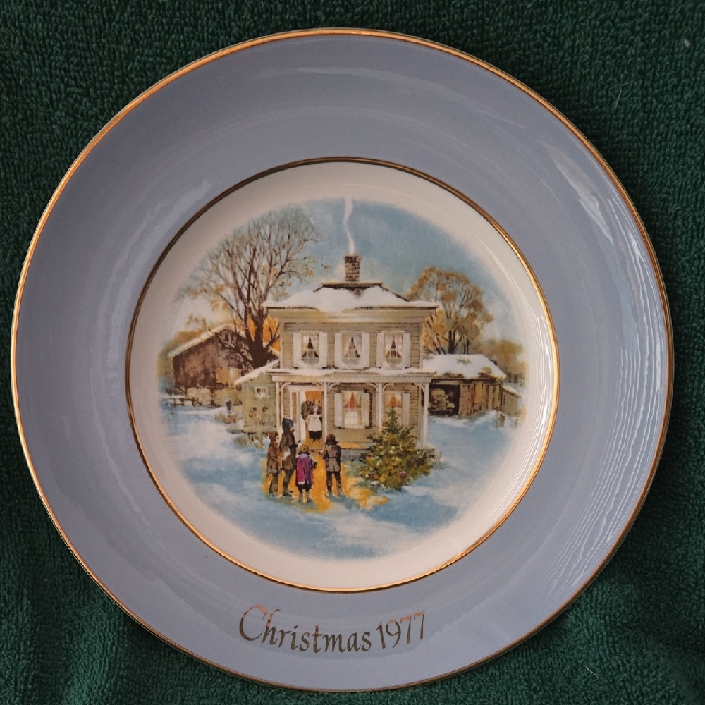 Vintage Christmas 1977 Decorative Plate